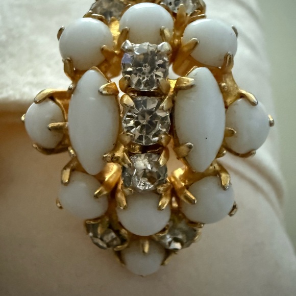 VINTAGE EARRINGS MILK  GLASS —SCREW BACK EARRINGS —- - Picture 2 of 4